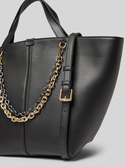 Produktfoto, schwarze Handtasche mit Ketten Modell 'LAINIO' von Seidenfelt, goldene Details, sichtbarer Schulterriemen, Struktur Lederoptik
