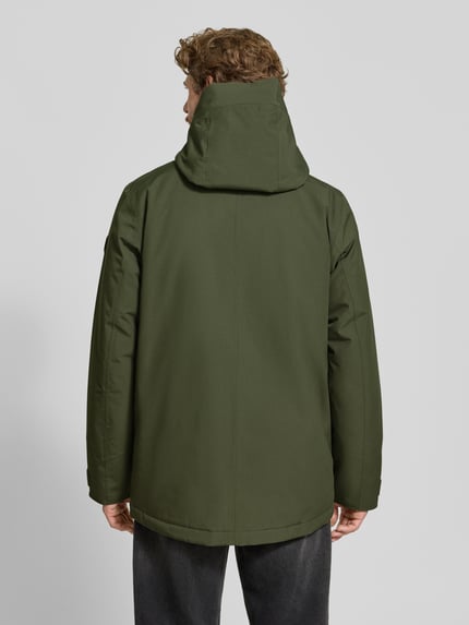 Männermodel trägt Regular Fit Jacke mit aufgesetzten Taschen Modell 'Liam' von Didriksons in Grün, glatte Textur, Ganzkörperansicht Rückansicht. Rückenlänge 79 cm, Schulterbreite 44 cm, Brustweite 45 cm, Ärmellänge 70 cm.