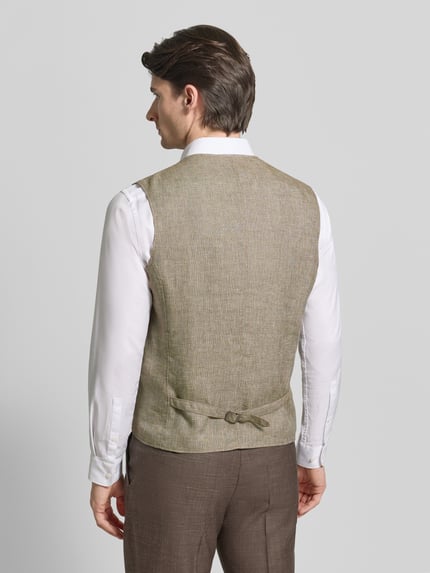 Męski model nosi Regular Fit Weste aus Leinen-Mix Modell 'Wilson-G' od Carl Gross, jasnobeżowe odcienie, miks lnu z wiskozą, gładka tekstura, krój regular fit, zdjęcie całej sylwetki z tyłu, kontekst: kieszeń na piersi, kieszenie z lamówką, zapięcie na guziki, długość tyłu w rozmiarze 50: 66 cm, szerokość ramion w rozmiarze 50: 39 cm, szerokość w rozmiarze 50: 52 cm