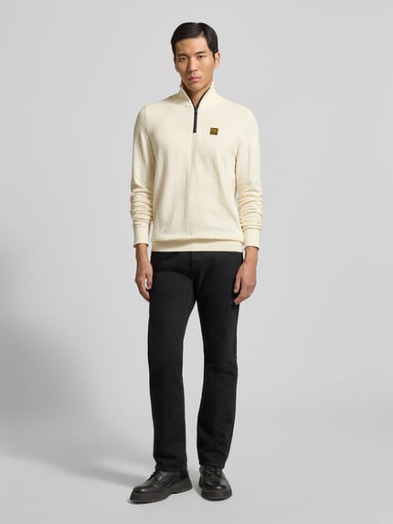 Männermodel trägt Strickpullover mit gerippten Abschlüssen von PME Legend in Creme, Reine Baumwolle, Regular-Fit, Stehkragen, Label-Detail, Ganzkörperansicht von vorne.