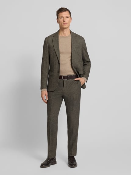 Männermodel draagt Regular Fit Pullover aus reiner Baumwolle Modell 'BERG' van SELECTED HOMME, look: effen, fijngebreid, ronde hals, lange mouw, geribd, puur katoen. Ganzkörperansicht van voren.
