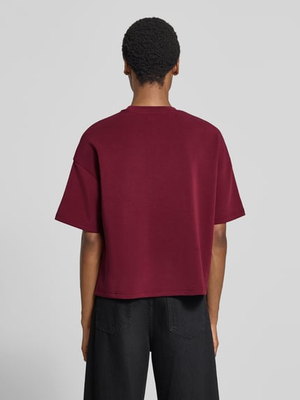 Männermodel trägt Oversized Sweatshirt aus Modal-Mix Modell 'TENNY' von Selected w kolorze bordowym, gładka faktura, Ganzkörperansicht Rückansicht. Bluza męska od Selected.