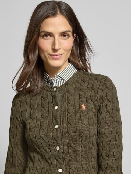 Modelka kobieca nosi oliwkową Slim Fit Strickjacke Modell 'Cardi' od Polo Ralph Lauren, bawełna, okrągły dekolt, logo, zbliżenie na górę.