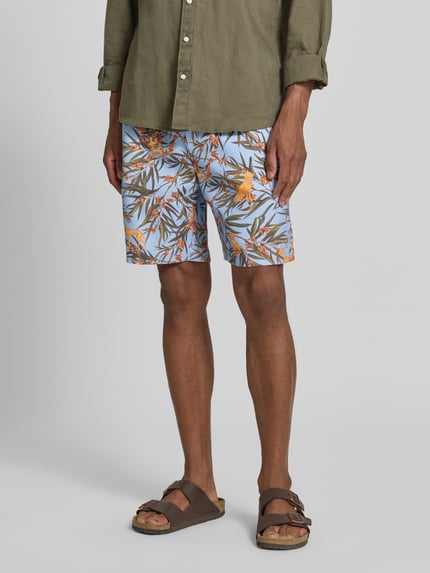 Männermodel trägt Regular Fit Shorts aus Lyocell-Baumwoll-Mix von Armedangels, Optik:Allover-Muster, Twill, Ganzkörperansicht von vorne.