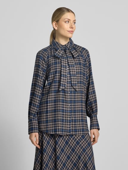 Vrouwenmodel draagt Regular Fit Hemdbluse aus Viskose-Mix van Oui, blauw geruit, met overhemdkraag, sierstrik en knoopsluiting, dames overhemdblouse in viscosemix, langemouwen, voorkant totaalbeeld.