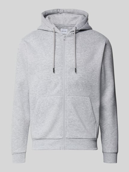 Produktfoto, Sweatjacke mit Kapuze Modell 'BRADLEY' von Jack & Jones, mieszanka bawełny, luźny krój, kaptur, zamek błyskawiczny, kieszeń kangurka, kolor jasnoszary, długość tyłu 74 cm, długość rękawów 63 cm, tekstura miękka