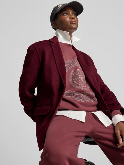 Männermodel trägt Regular Fit Kurzblazer mit Pattentaschen Modell 'QUINN' von Anine Bing, weinrot, Struktur, Webware, ganzkörperansicht von vorne.