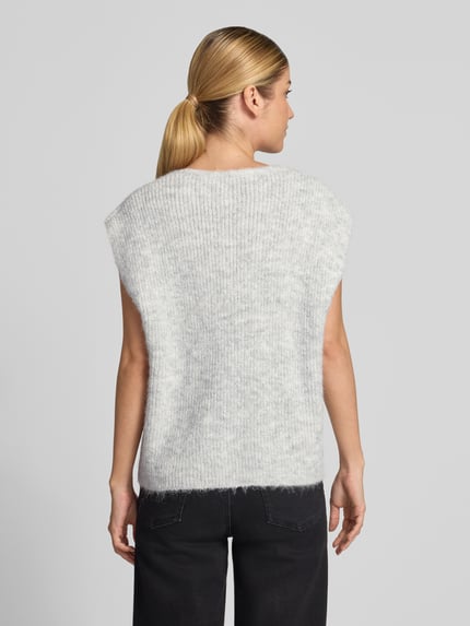 Männermodel trägt kamizelkę dzianinową Strickweste mit V-Ausschnitt Model 'Xandra' von Neo Noir, Mieszanka materiałów z mieszanką bawełny, krój regular fit, listwa guzikowa, Długość tyłu w rozmiarze 36: 58 cm, Ganzkörperansicht Rückansicht