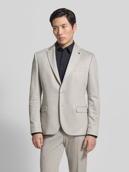 Męski model nosi Slim Fit 2-Knopf-Sakko mit Pattentaschen Modell 'Nick' von Zuitable, jasnoszary, materiał z domieszką bawełny, krój slim fit, klapy z wyłogami, kieszenie z patkami, długość pleców w rozmiarze 50: 71 cm, szerokość ramion w rozmiarze 50: 45 cm, długość rękawa w rozmiarze 50: 67 cm, pełny przód – widok całej sylwetki z przodu.