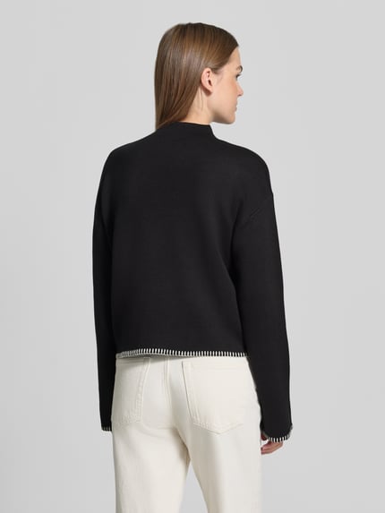 Frauenmodel trägt Pullover mit ausgestelltem Ärmelabschluss von JAKE*S WOMAN COLLECTION, unifarben, matt, Strick, Ganzkörperansicht Rückansicht.