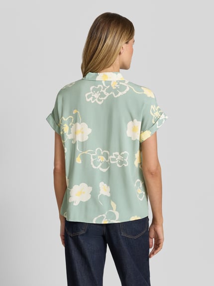 Frauenmodel trägt Bluse aus Viskose mit fixiertem Ärmelaufschlag von JAKE*S STUDIO WOMAN, gerader Schnitt, Kentkragen, Ganzkörperansicht Rückansicht.