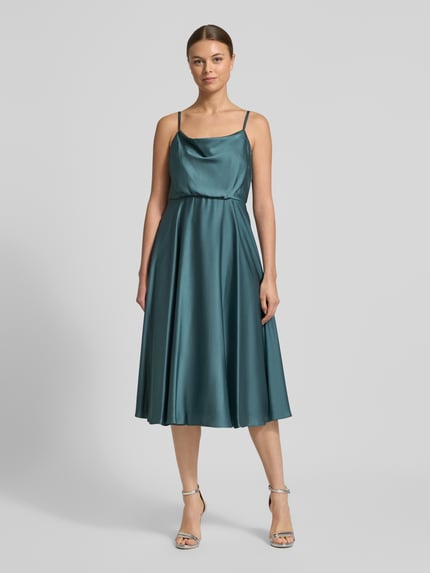 Vrouwenmodel draagt 'Cocktailkleid mit Wasserfall-Ausschnitt' van Jake*s Cocktail in smaragdgroen satijn met taillierte pasvorm, spaghettibandjes, midilengte, rugrits, borstbreedte 32 cm, ruglengte 90 cm, volledige lichaamsweergave van voren.