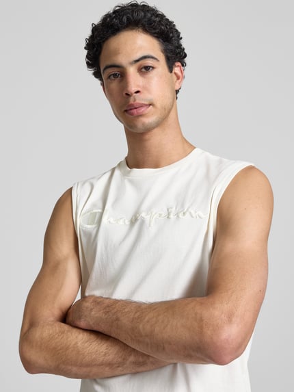 Männermodel trägt Top mit Label-Stitching und Rundhalsausschnitt von CHAMPION aus Reine Baumwolle im Regular-Fit, Nahaufnahme Oberkörper.
