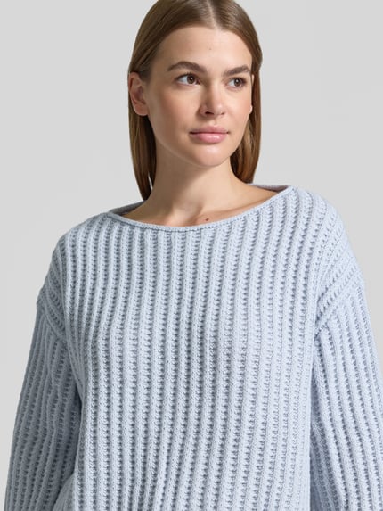 Vrouwenmodel draagt lichtblauwe gebreide pullover met ronde hals Model 'IMENY' van DRYKORN, materiaalmix met alpaca, regular fit, Nahaufnahme Oberkörper.
