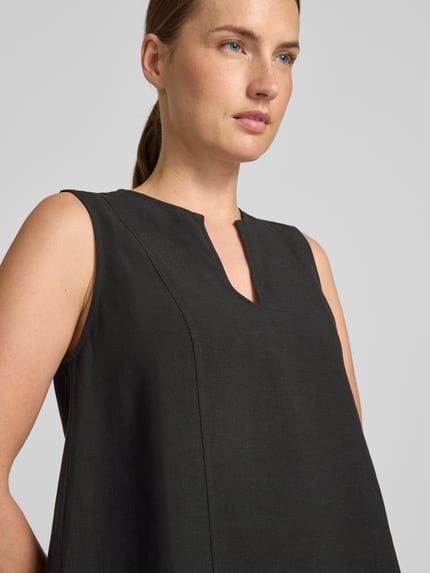 Frauenmodel trägt Blusentop aus Viskose-Leinen-Mix Modell 'Fazil' von OPUS, Regular-Fit, V-Ausschnitt, schwarze Farbe, Nahaufnahme Oberkörper, Rückenlänge bei Größe 36: 59 cm.