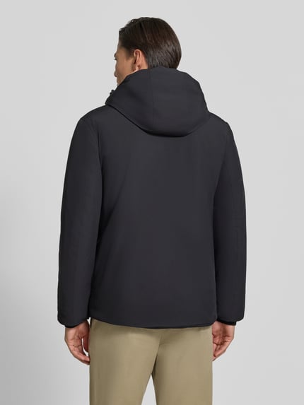 Männermodel trägt Regular Fit Jacke mit Logo-Print von Lindbergh aus elastische materiaalmix in zwart, gladde textuur, Ganzkörperansicht Rückansicht. Ruglengte bij maat M: 74 cm, schouderbreedte: 46 cm, borstwijdte: 42 cm, mouwlengte: 62 cm.