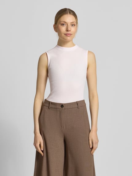 Vrouwenmodel draagt slim fit top met mock-neck model 'FESKIES' van BOSS, effen ribgebreide viscosemix, zonder mouwen, voorkant bovenlichaam close-up.