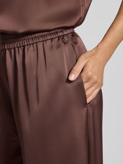 HUGO Relaxed Fit Weite Hose aus Satin Schoko 3