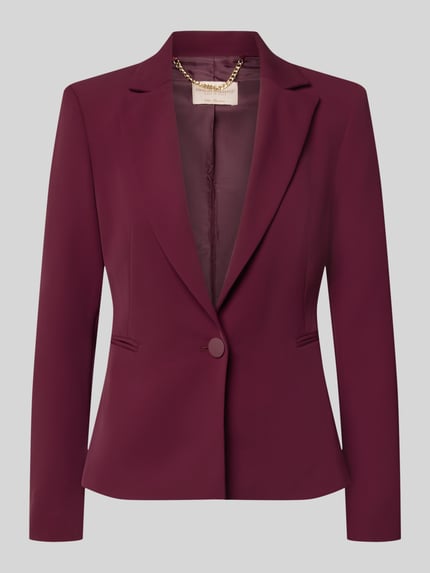 Produktfoto, bordeauxroter Slim Fit Blazer mit Reverskragen von Rinascimento, glatte Oberfläche, Knopfverschluss, Paspeltaschen, Rückenlänge 56 cm