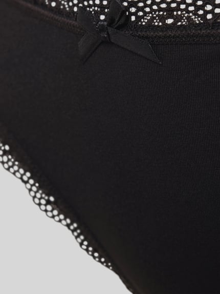 Frauenmodel trägt Stringi mit wiązanym detalem i obszyciem koronką, Mieszanka bawełny i elastanu, String mit Schleifen-Detail im 3er-Pack von DORINA, detailaufnahme.