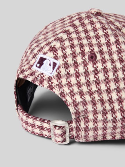 Produktfoto, Base Cap aus Woll-Mix mit Karomuster von New Era, creme-bordeaux, Motiv-Stitching, Strapback, Damen Base Cap