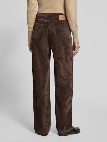 Männermodel trägt braune Cordhose mit weiter Passform, Eingrifftaschen, Modell 'MEDLEY' von DRYKORN, Ganzkörperansicht Rückansicht