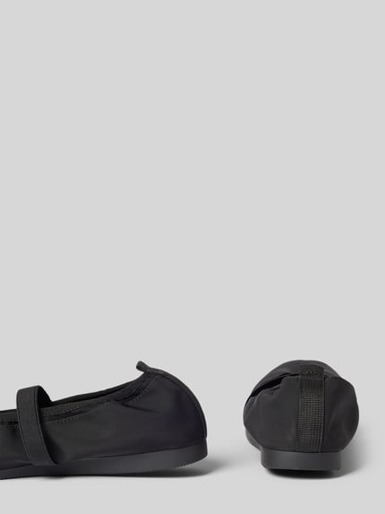 Produktfoto, Ballerina mit elastischem Riemen Modell 'HILLARY' von Vagabond, Optik: Unifarben, Schuhspitze: Quadratisch, Abgerundet, Absatzform: Flach, Applikation: Elastischer Riemen, Anziehschlaufe, Verschluss: Schlupf/offen, Sohle: Profiliert.