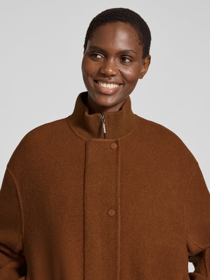 Männermodel trägt Regular Fit Blouson aus Woll-Mix von MM by Max Mara, warmes Braun, Reißverschluss, strukturierte Oberfläche, Nahaufnahme Oberkörper
