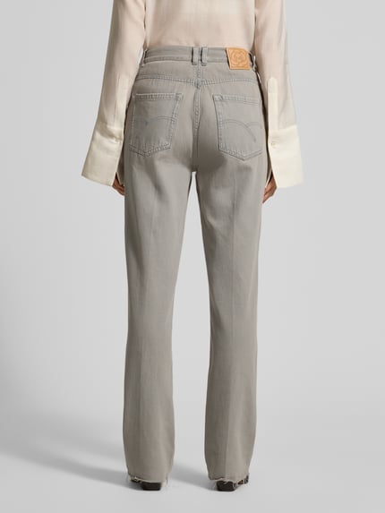 Frauenmodel trägt Jeans mit 5-Pocket-Design von Marella in Hellgrau, gerader Schnitt, reine Baumwolle, Ganzkörperansicht Rückansicht.