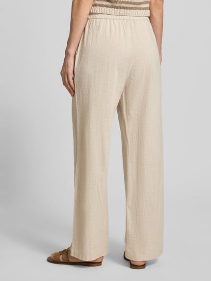 Vrouwenmodel draagt Weite Hose aus Baumwoll-Leinen-Mix Modell 'CAIA' van Vero Moda, look: effen, pasvorm: wide leg, sluiting: tunnelkoord, boord: elastisch, zij-steekzakken, materiaal: mix van katoen en linnen. Ganzkörperaanzicht achteraan.