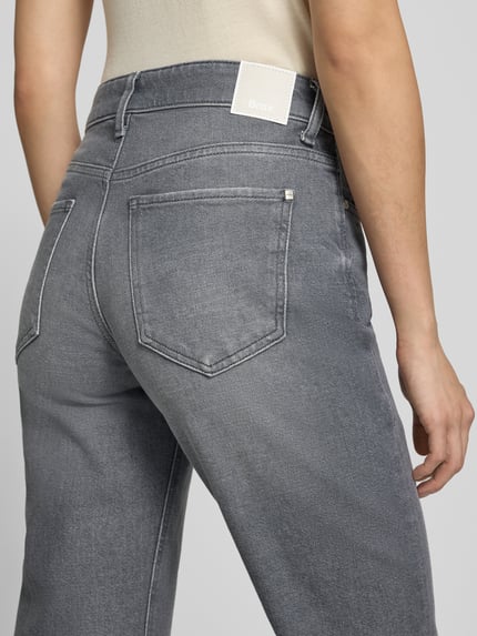 Frauenmodel trägt graue Straight Fit Jeans aus Baumwoll-Mix Modell 'MADISON S' von Brax, dezente Waschung, Damen Straight Fit Jeans, Nahaufnahme Rückansicht.