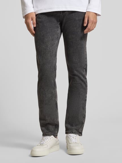 Męski model nosi Straight Fit Jeans aus Baumwoll-Mix Modell 'DELAWARE BO' od BOSS Orange w melanżowej strukturze, denim, całość z przodu.