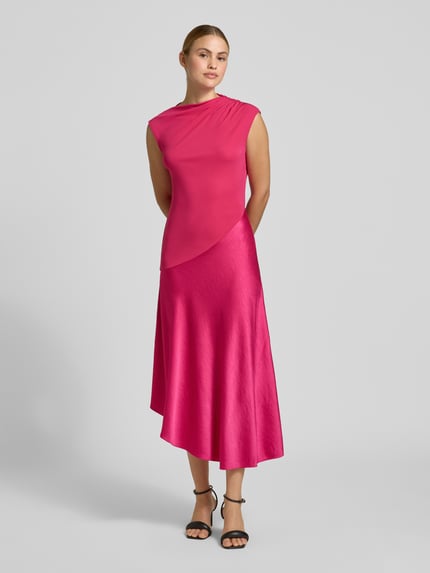 Vrouwenmodel draagt Midikleid aus reiner Viskose Modell 'Jaspara' van Ted Baker in fuchsia, satijn, taillierte fit, asymmetrisch, zonder mouwen, plooien, Ganzkörperansicht van voren.