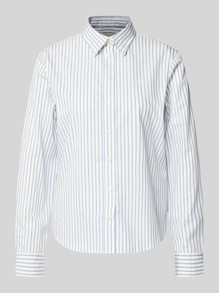 Produktfoto, Regular Fit Bluse mit Label-Stitching von Gant w białe i niebieskie paski, czysta bawełna, kołnierzyk koszulowy, guzikowa listwa.