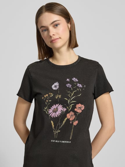 Vrouwenmodel draagt Regular Fit T-shirt uit puur katoen Model 'LUCY' van ONLY, look: effen, motiefprint, jersey. Nahaufnahme Oberkörper.