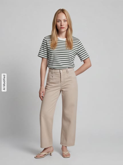Frauenmodel trägt Regular Fit Barrel Jeans aus Baumwoll-Mix Modell 'ODELE' von CAMBIO, helle Beige-Töne, lockere Passform, Damen Barrel Jeans, Ganzkörperansicht von vorne.