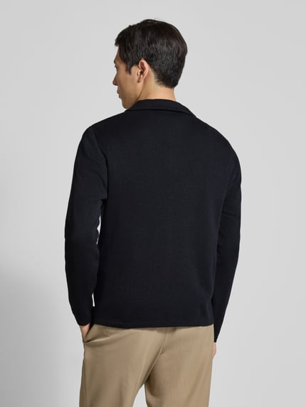 Männermodel trägt Regular Fit Hemdjacke mit Brusttaschen von Manuel Ritz in Schwarz, glatte Baumwoll-Mix-Textur, Ganzkörperansicht Rückansicht.