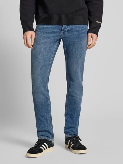 Męski model nosi Slim Fit Jeans mit 5-Pocket-Design Modell 'GLENN' od Jack & Jones, niebieski, bawełniany miks, krój slim fit, szerokość w rozmiarze 32/32: 44 cm, długość nogawki wewnętrznej: 80 cm, widok całej sylwetki z przodu.