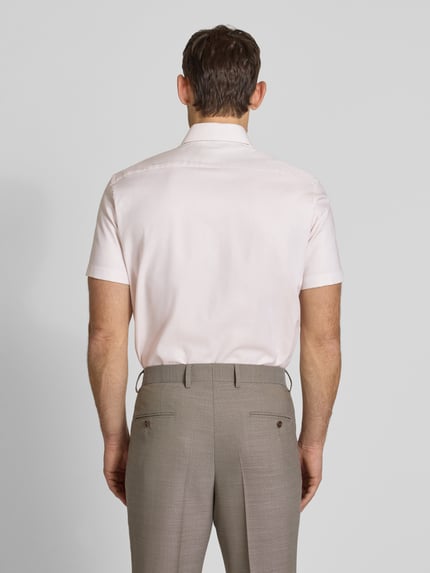 Männermodel trägt Regular Fit Business-Hemd mit Kentkragen von Christian Berg Men in Hellrosa, reine Baumwolle, Rückansicht, Ganzkörperansicht.