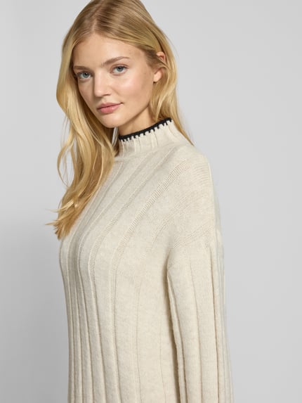 ONLY Sukienka z dzianiny o kroju comfort fit z detalami w kontrastowym kolorze model ‘CHICK’ Złamany biały 3