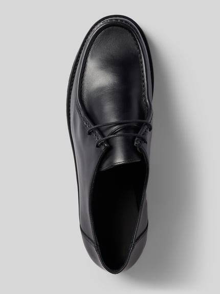 Produktfoto, schwarze Schnürschuhe aus Leder Modell 'OLLIE MOC TOE' von Garment Project, abgerundete Spitze, profilierte Sohle, glatte Textur, Kontext: Herren Schnürschuhe aus echtem Leder mit 2 cm Absatz, 7 cm Schafthöhe und 11 cm Schaftweite.