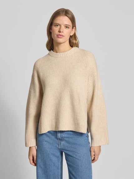 Vrouwenmodel draagt Oversized Strickpullover met geribde afwerking model 'SIGGA' van JJXX, beige tint, mix met lanaaandeel, voorkant, bovenlichaam close-up.