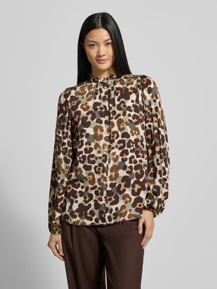 Frauenmodel trägt Hemdbluse mit Knopfleiste von Smith and Soul aus reiner Viskose, Leopardenmuster, Stehkragen, lockerer Schnitt, elastische Ärmelabschlüsse, Rückenlänge 66 cm, Ärmellänge 60 cm, Ganzkörperansicht von vorne.