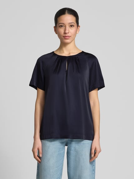 Kobiece modelka nosi Blusenshirt mit Schlüsselloch-Ausschnitt von comma, mieszanka materiałów z dodatkiem streczu, krój regular fit, rękaw o dł. 1/2, długość tyłu w rozmiarze 36: 60 cm, długość rękawów w rozmiarze 36: 19 cm, granatowy, gładka tekstura, prosty dół, widok całej sylwetki z przodu.