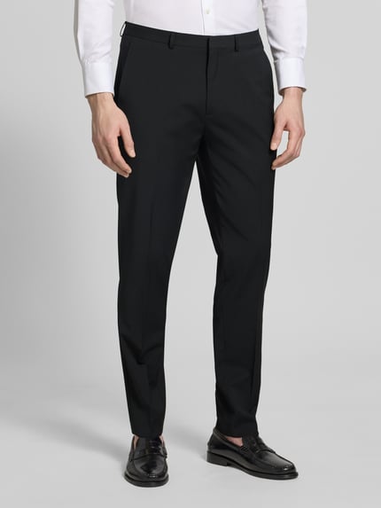 Männermodel trägt Super Slim Fit Anzug aus Woll-Mix Modell 'ARTI/HESTEN' von HUGO, Optik: Unifarben, Ganzkörperansicht von vorne.