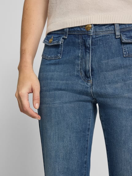 Frauenmodel trägt Jeans im Used-Look mit Fransen von LUISA CERANO aus Baumwoll-Elasthan-Mix, Straight Fit, Nahaufnahme Oberkörper.
