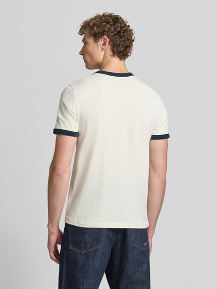 Männermodel trägt Regular Fit T-Shirt aus reiner Baumwolle von MCNEAL mit kontrastivem Rundhalsausschnitt und Ärmel, Ganzkörperansicht Rückansicht.