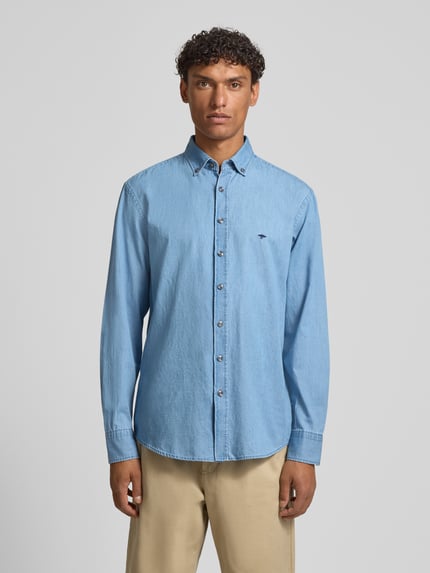 Männermodel trägt Regular Fit vrijetijdsoverhemd met button-downkraag van Fynch-Hatton, puur katoen, denimlook, labelstitching, heren, ruglengte maat M 50 cm, schouderbreedte maat M 47 cm, mouwlengte maat M 66 cm, lichtblauw, rechte vormen, gladde textuur, Ganzkörperansicht van voren.