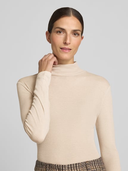 Frauenmodel trägt Rollkragenpullover aus Lyocell-Baumwoll-Mix Modell 'ZERAFINE' von DRYKORN, Feinstrick, Slim Fit, Nahaufnahme Oberkörper.