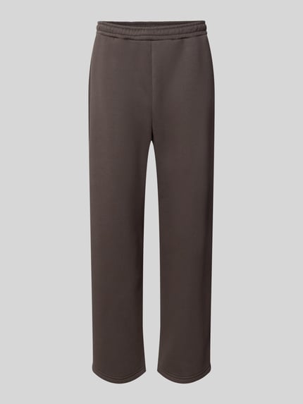 Produktfoto, Straight Fit Sweatpants aus Baumwoll-Mix mit Label-Detail von REVIEW in Dunkelbraun, elastischer Bund, Eingrifftaschen, strukturierte Textur, Herren Sweatpants, 80 cm Innenbeinlänge bei Größe M